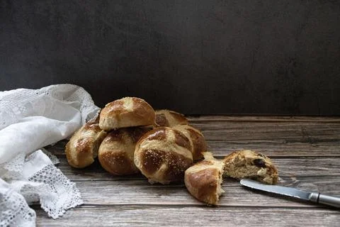 Hot  cross buns  in a  rustic  setting Foto stock