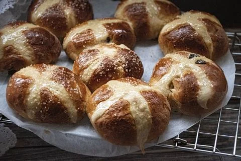 Hot  cross buns  in a  rustic  setting Foto stock