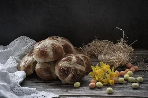 Hot  cross buns  in a  rustic  setting Foto stock