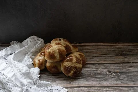 Hot  cross buns  in a  rustic  setting Foto stock