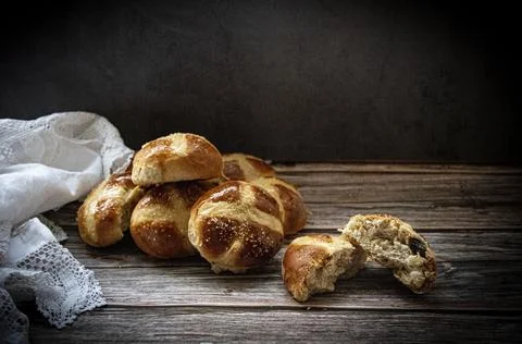 Hot  cross buns  in a  rustic  setting Foto stock