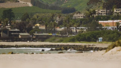Hot day at Ventura with view of buildings, trees and sea coastline, California Vidéo 123740109