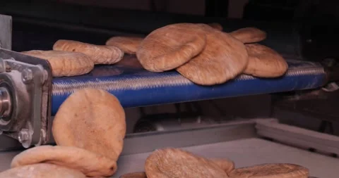 Hot fresh pitas in automatic production line, bakery factory, Before packaging Vidéo 258759653