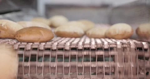 Hot fresh pitas in automatic production line, bakery factory, Before packaging Vidéo 258759904