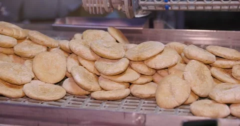 Hot fresh pitas in automatic production line, bakery factory, Before packaging Vidéo 258760355