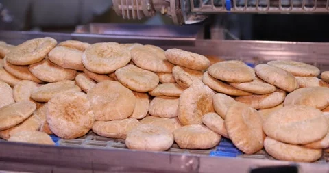 Hot fresh pitas in automatic production line, bakery factory, Before packaging Vidéo 258760462