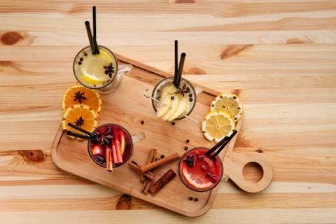 Hot fruit drinks - raspberry with orange, lime with ginger, cranberry with ho Foto stock