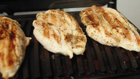 Hot grilling chicken breasts Video stock 165792911
