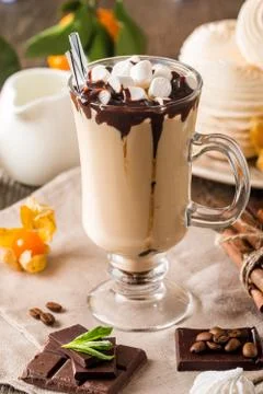 Hot latte with marshmallows Foto stock
