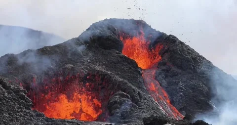 Hot lava splattered upwards in volcanic mountain hawaii national park Stock-Footage 336580147