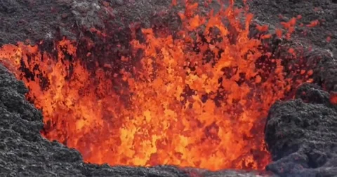 Hot lava splattered upwards in volcanic mountain hawaii national park Video stock 336580205