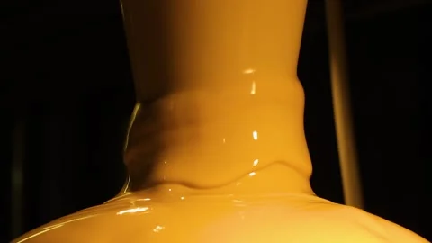 Hot melted chocolate flows down fountain cascade in slow motion.dripping down Vidéo 252384785