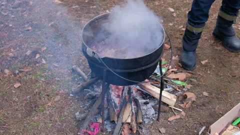 Hot mulled wine on the big cauldron with many pieces of fruits 스톡 동영상 86177602