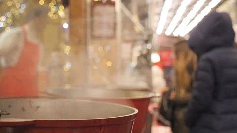Hot mulled wine at the fair. Close-up. Abstract background Stock Footage 162570802