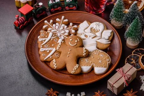 Hot mulled wine with a slice of orange, with cinnamon, cloves and other spice Stock-Fotos
