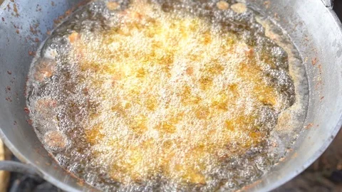 Hot oil fired meat in pan for cooking to food, boiling oil fatty is unhealthy Vídeos de archivo 111484584