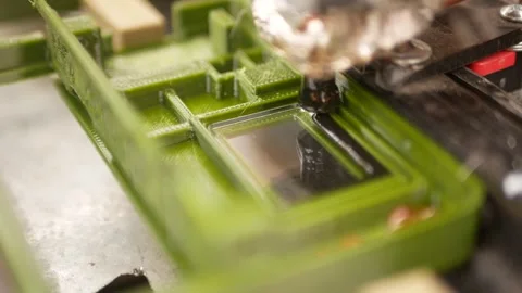 Hot plastic on a conveyor from a 3D printer is poured into a plastic blank Vidéo 302528479