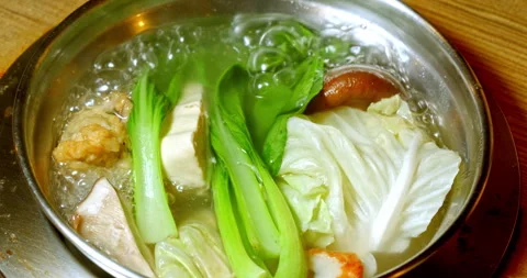 Hot pot dish with fresh vegetables and tofu Vídeo Stock 328442597