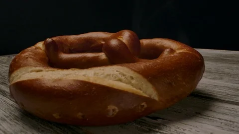 Hot pretzel placed on timber table. Vidéo 124059217