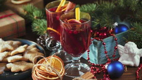 Hot punch or mulled wine for Christmas in a tall cup. 스톡 동영상 143721070