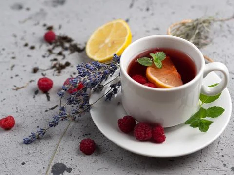 Hot red berry tea with raspberry and lemon and lavender Stock-Fotos