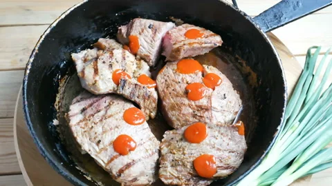 Hot roasted beef steak on pan with tomato sauce Vídeo Stock 89714934
