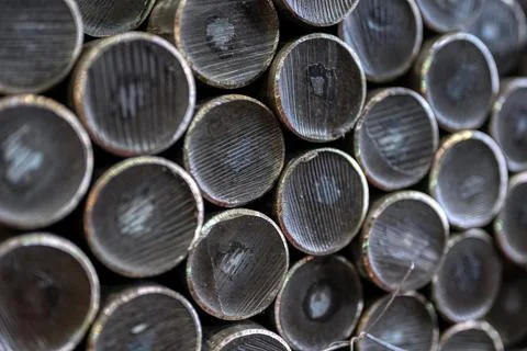 Hot rolled steel, stack of round thick metal rods close-up Stockfoto's