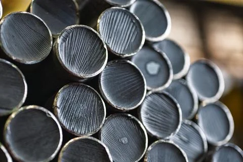 Hot rolled steel, stack of round thick metal rods close-up Stockfoto's