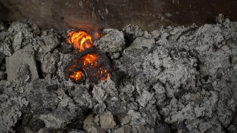 Hot slag in a casting house Video stock 93275013