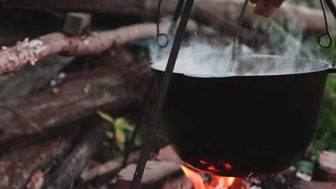 Hot soup on the fire close-up. Cooking in a pot on a campfire, hiking Vídeos de archivo 159877986