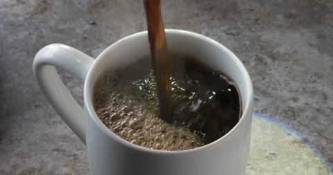 Hot steaming coffee being poured into a white cup. Vidéo 262393032