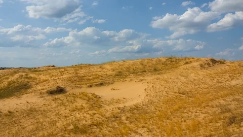 Hot summer sandy desert under a cloudy sky Video stock 118694985