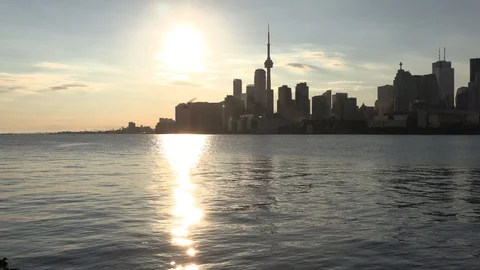 Hot summer sun during epic heatwave reflecting off water at Toronto skyline Stock Footage 95034136