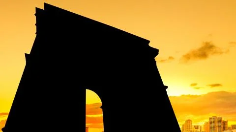 Hot sunset sky on Arc De Triomphe Foto stock