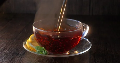 Hot tea being poured into a clear cup Vidéo 262582871