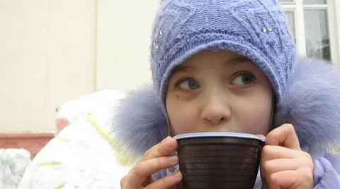 Hot tea in the cold Video stock 10593572