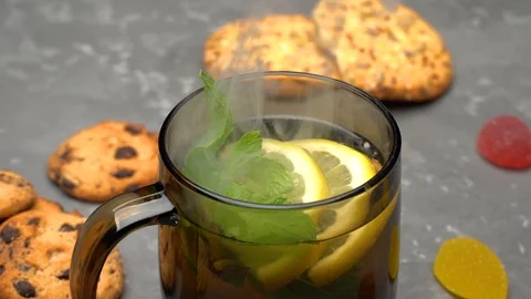 Hot tea with lemon and mint Video stock 109797343