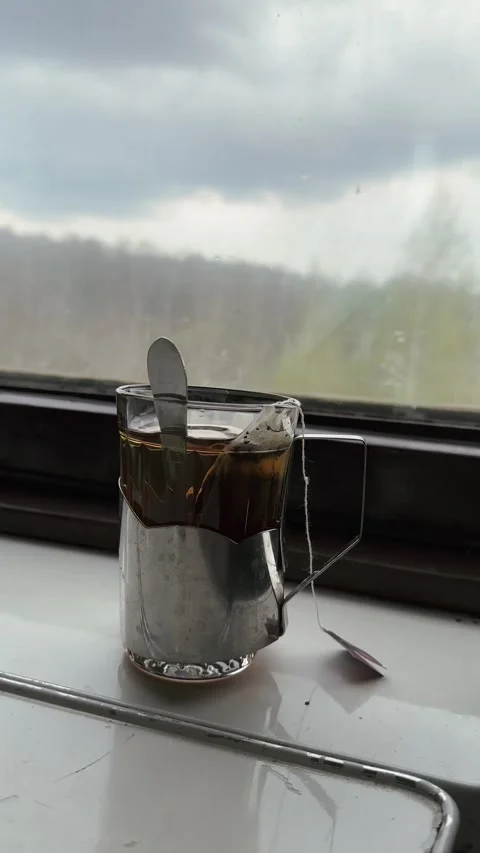Hot tea mug on the table in train Vídeos de archivo 252881524