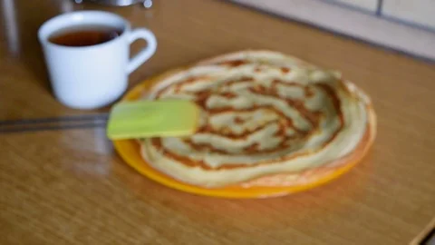 Hot tea with pancake Vidéo 70882699