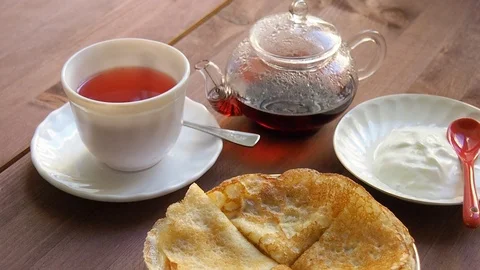 Hot tea with pancakes Vídeos de archivo 93375566