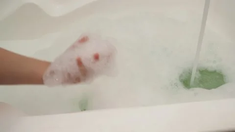 Hot water for bathing, fluffy white foam is drawn from the tap into the bath 库存影片 150517989