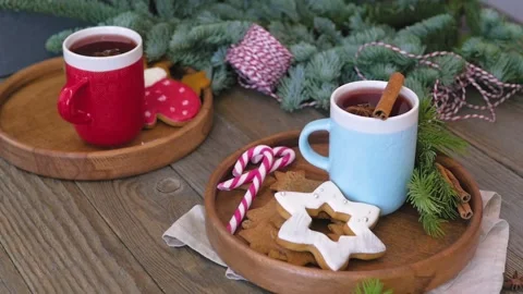 Hot winter drink: chocolate in a bare mug. Christmas time. Cozy home atmosphere 库存影片 143471269
