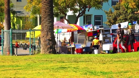 Hotdog stand in park 스톡 동영상 85457184