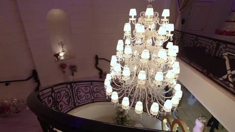 A hotel chandelier Vidéo 84555037