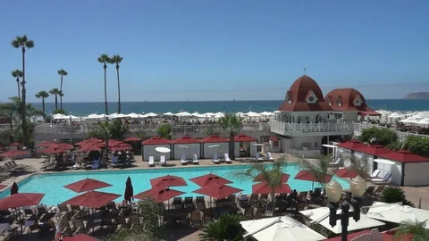Hotel Del pan of beachside pool on beautiful day Vidéo 99374830