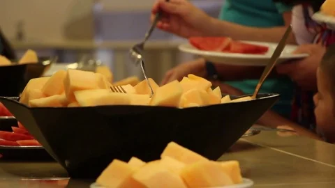 Hotel dining room. Guests Select Food From A Buffet. Vídeo Stock 76926608