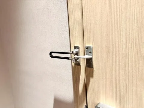 Hotel Door Security Latch Close-Up Stock-Fotos
