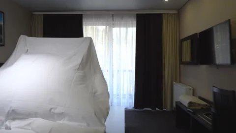 Hotel employee changing clean bed linen Vídeo Stock 148486190