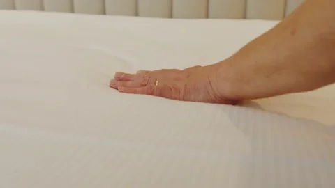 A hotel employee makes the bed Vídeos de archivo 170438620