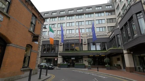 A hotel facade with flags Vídeos de archivo 86502922